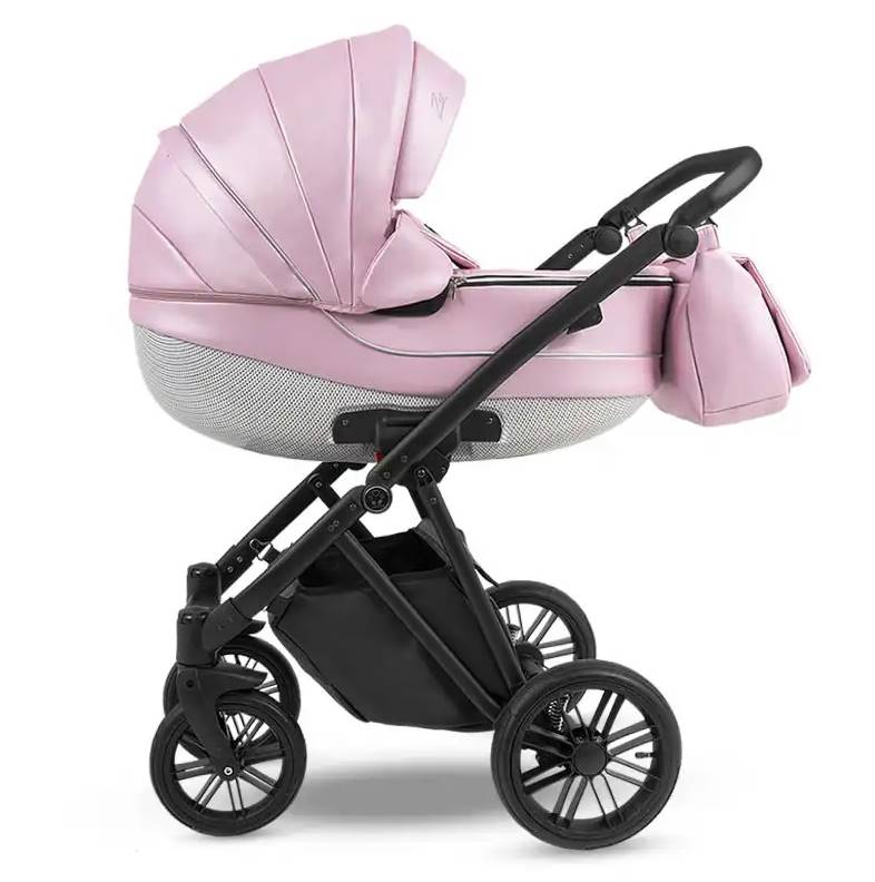 Różowy wózek dziecięcy dla dziewczynki Zeo Eco Skóra 02, producent Camarelo, dostępny w sklepie Dadi-Shop. Elegancki, komfortowy i idealny na spacery.